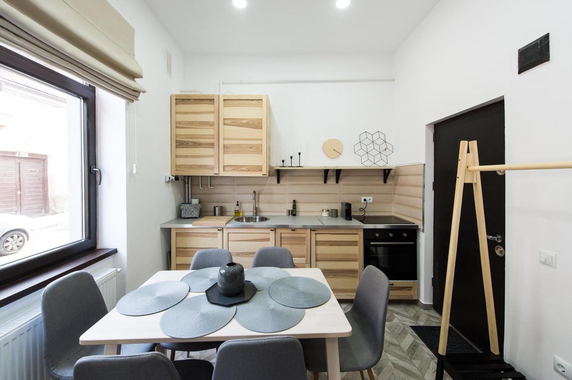 Charming Old Town Flat With Mountain View Appartement Braşov Buitenkant foto