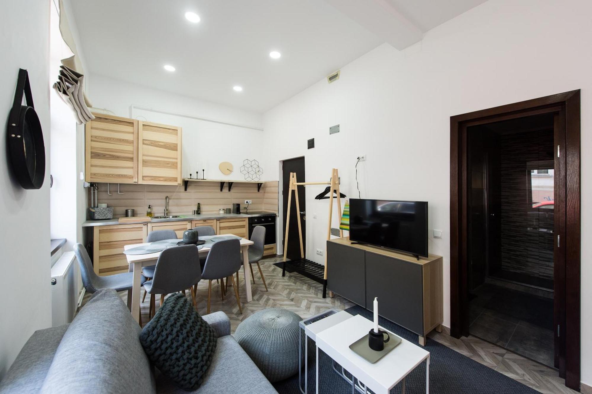 Charming Old Town Flat With Mountain View Appartement Braşov Buitenkant foto